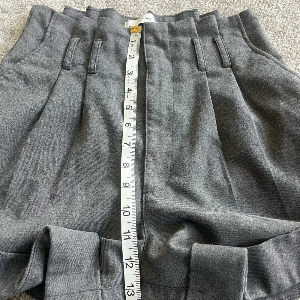 Abercrombie & Fitch Ultra High Rise Grey Trouser Pleated Cuffed Shorts Size S - Picture 8 of 9